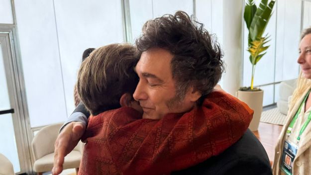 Javier Milei se abraza con la titular del FMI, Kristalina Georgieva.