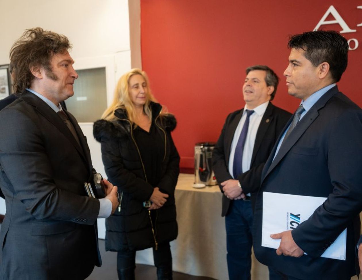Javier Milei con el gobernador Claudio Vidal.&nbsp;