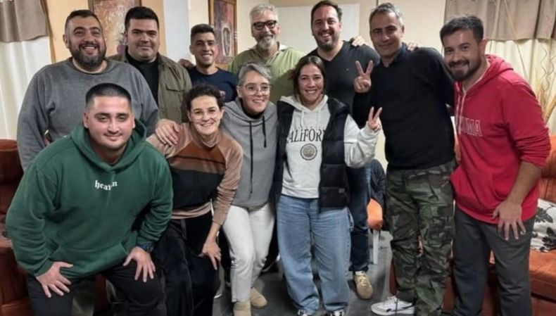 La foto de la discordia: Luciano di Nápoli se sacó una foto con militantes de 25 de Mayo, en el suroeste de La Pampa, entre ellos el policía que fue sancionado.