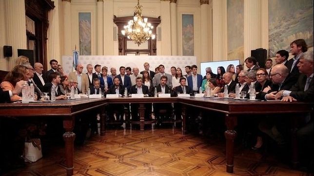 impuesto patria: cambiemos, entre la culpa de sus ricos y el interes radical