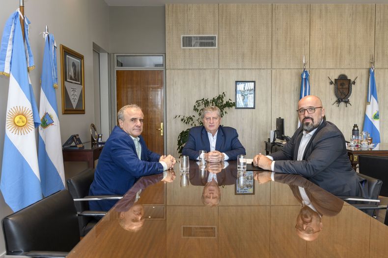 El gobernador de La Pampa Sergio Ziliotto, junto al presidente de Aguas del Colorado Juan Mecca y al exdiputado radical Marcos Cuelle, que ahora integra el directorio de esa empresa estatal: puentes con la UCR.