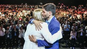 Maximiliano Pullaro abraza a su vicegobernadora y candidata a diputada en Santa Fe, Gisela Scaglia.