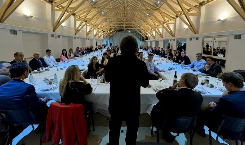 Javier Milei, en el asado con la tropa legislativa que bancó su veto a la reforma jubilatoria.