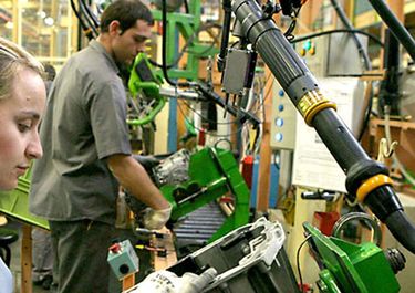 Es la economía real (el empleo, el salario y el consumo) el principal adversario de Javier Milei.&nbsp;