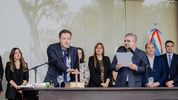 Alberto Natella jura como ministro de Gobierno de Raúl Jalil. Atrás, la senadora Lucía Corpacci y el intendente capitalino, Gustavo Saadi.&nbsp;