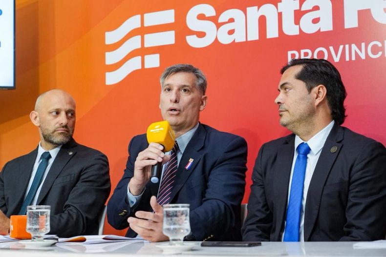 Los ministros de Santa Fe que hicieron el anuncio.&nbsp;