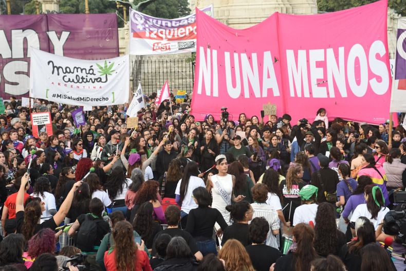 Marcha feminista frente al Congreso.