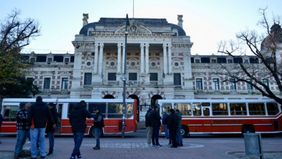 En rojo, transportistas escolares bonaerenses van por un plan B con Kicillof