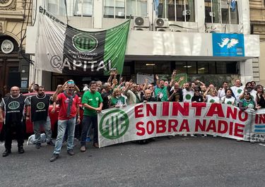 Trabajadores resisten el plan de ajuste de Federico Sturzenegger en el INTA.