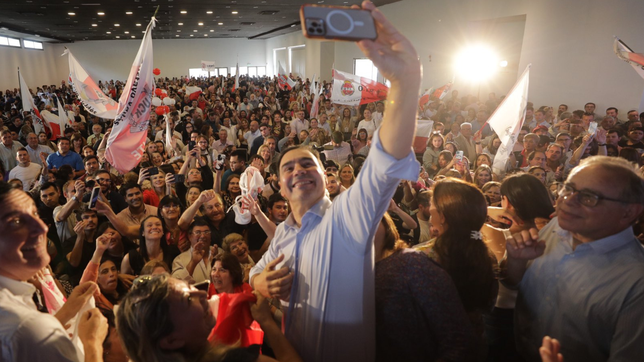 La selfie de Gustavo Valdés con la militancia en uno de los actos previos a la presentación de listas en Corrientes.&nbsp;