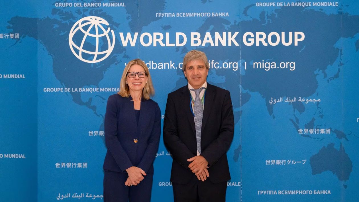 Toto Caputo logra nuevas garantías del Banco Mundial para refinanciar vencimientos de deuda.