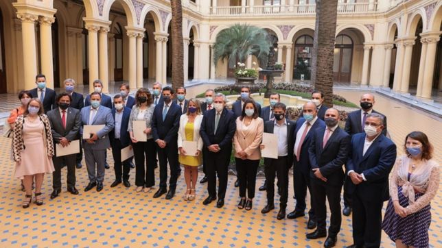 el gobierno arma en dos tiempos la foto del consenso que mira el fmi