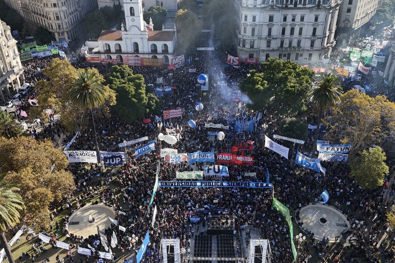 La multitud reunida en Plaza de Mayo, apenas una porción de otra inmensa movilización federal en defensa de las univerdades.&nbsp;