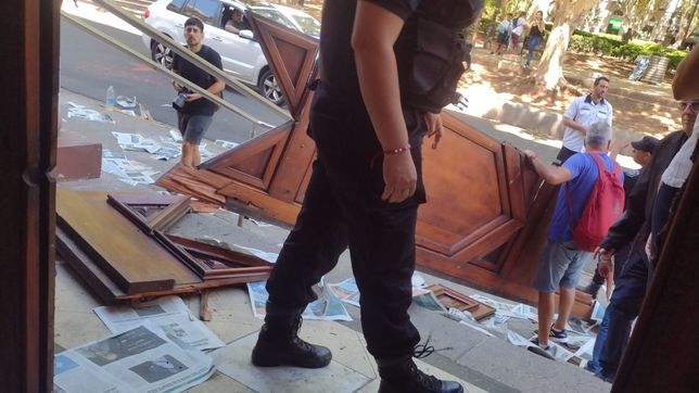 crisis en el puerto de rosario: violenta irrupcion en la municipalidad y el concejo