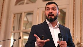 Álvarez Agis: “Macri transformó una corrida cambiaria en una bancaria