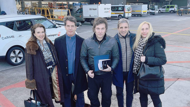 Diana Mondino, Nicolás Posse, Javier Milei, Toto Caputo y Karina Milei en Zúrich. Foto: Captura de @OPRArgentina.