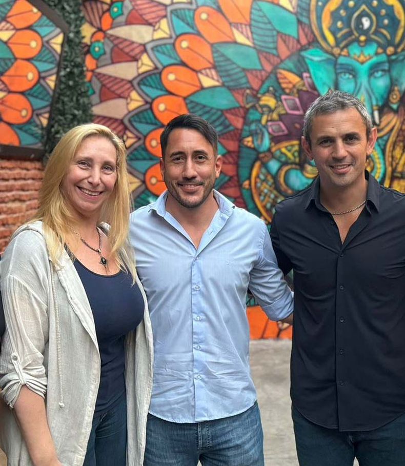 Nicolás Boschi, uno de los referentes libertarios en La Pampa, junto a Karina Milei y Martín Menem: lo designaron a cargo de la caja de ANSES.