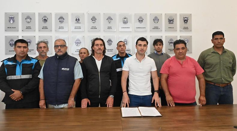 El gobernador Ignacio Torres con algunos de los representantes de los gremios estatales en Chubut. Foto: archivo.