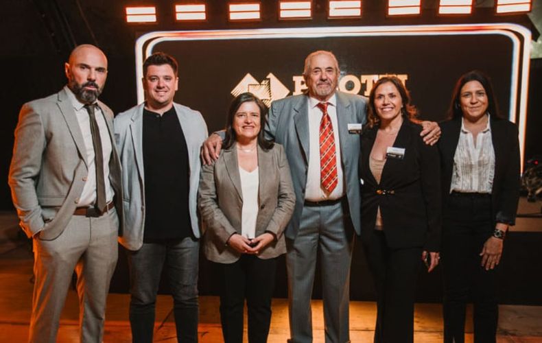 La familia Pilotti, con más de 45 años en la industria frigorífica y en la foto junto a la ministra de Producción Fernanda González: admiten la 