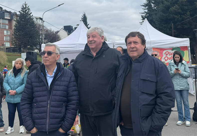 El gobernador de Río Negro, Alberto Weretilneck, junto a Facundo López y Walter Cortés, en la 54° Fiesta Nacional de la Nieve.
