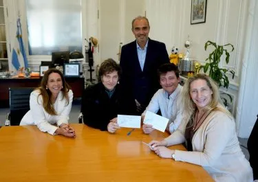 Pilar Ramírez, Javier Milei, Lule Menem, Santiago Caputo y Karina Milei.