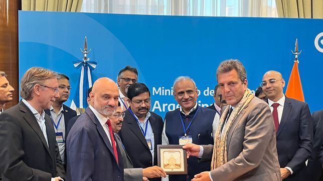 El embajador de India en Argentina, Dinesh Bhatia, junto a Sergio Massa, exportador e importadores de soja
