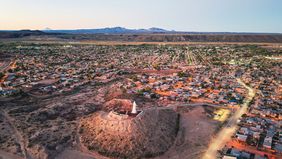 Vista aérea de Rincón de los Sauces, una de las ciudades testigo de las complejidades del boom Vaca Muerta en Neuquén.&nbsp;
