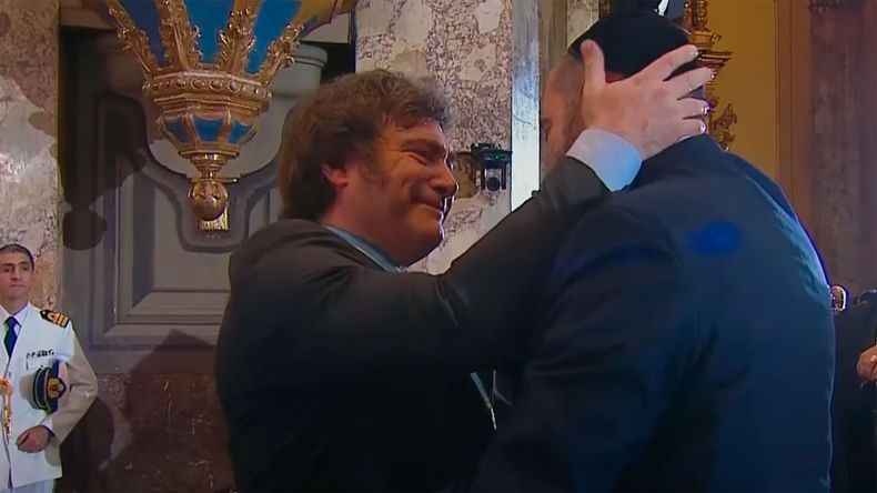 Javier Milei se abraza con el rabino  Axel Wahnish 