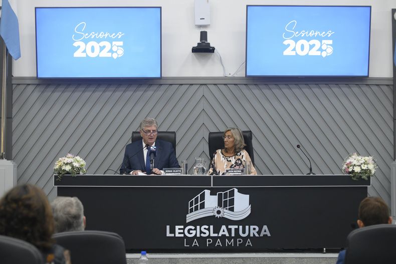 Sergio Ziliotto, gobernador de La Pampa, y la vice Alicia Mayoral, durante el acto de este sábado.