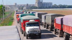 Se calcula que casi 600 mil camiones ya transitaron los accesos a puertos del Gran Rosario durante la cosecha gruesa.