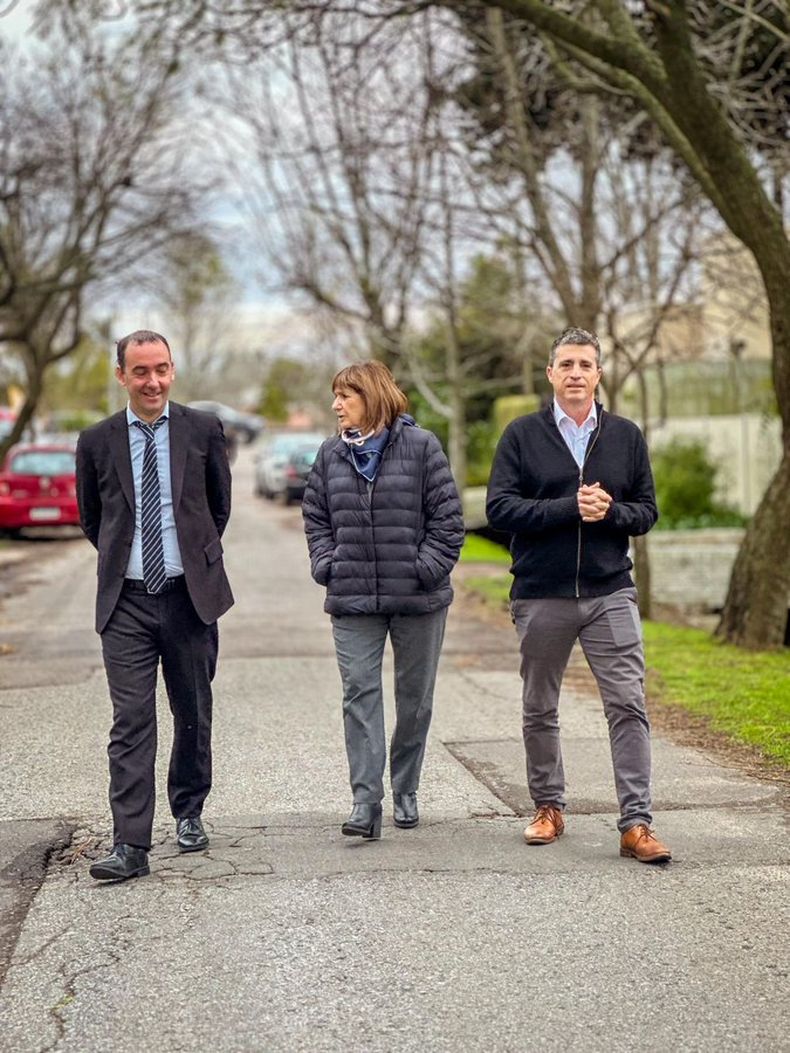 Francisco Adorni y Juan Pablo Allan con Patricia Bullrich en la campaña por la Octava sección. Francisco Adorni y Juan Pablo Allan con Patricia Bullrich en la campaña por la Octava sección.