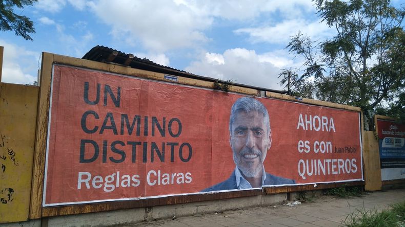 Juan Pablo Quinteros refuerza su campaña de instalación con cartelería en la vía pública. 