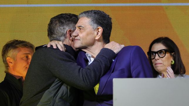 Mauricio Macri y Jorge Macri, en el búnker del PRO. 
