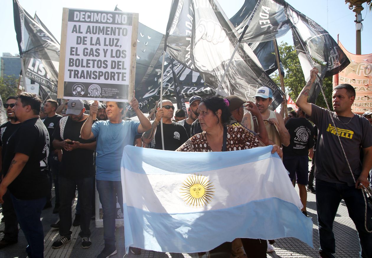 Manifestantes llegan a Plaza de Mayo (NA).