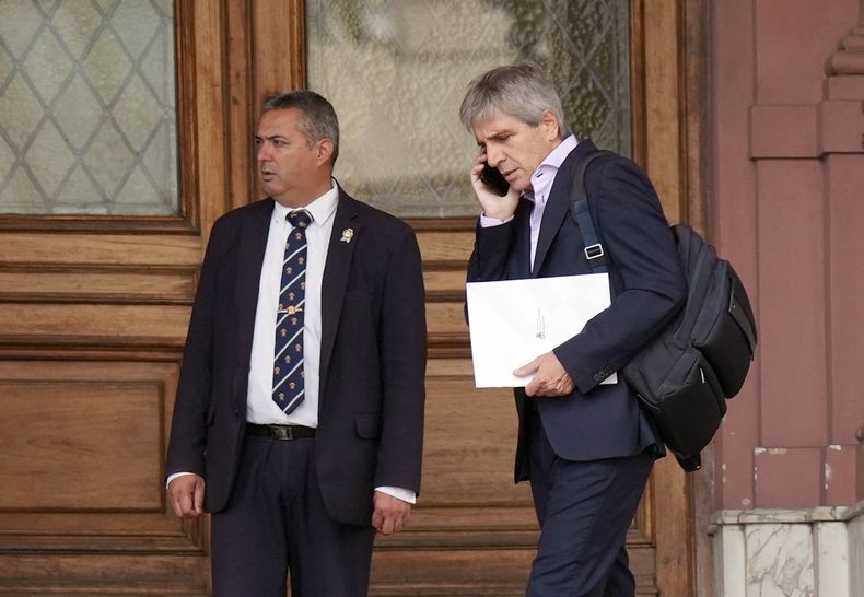 Toto Caputo sale de la Casa Rosada