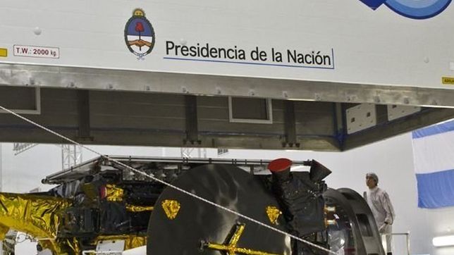 weretilneck estuvo en la despedida del arsat-2, en otra muestra de acercamiento al fpv