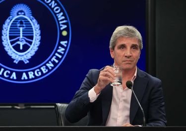 Milei y Caputo, en guerra con la Argentina