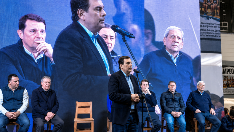 Gerardo Zamora da un discurso en el lanzamiento de campaña de Llamil Abdala en La Banda, Santiago del Estero.