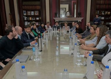 Gremios presionan a Kicillof para que reabra paritarias y fustigan a la Nación
