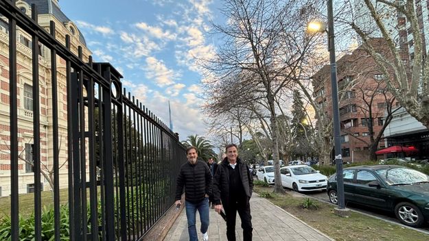 Sebastián Galmarini y Rubén Eslaiman llegan a la gobernación para una nueva cumbre del peronismo bonaerense.