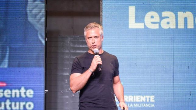 con traje de candidato, busatto uso la tarima de rossi para pegarle a perotti