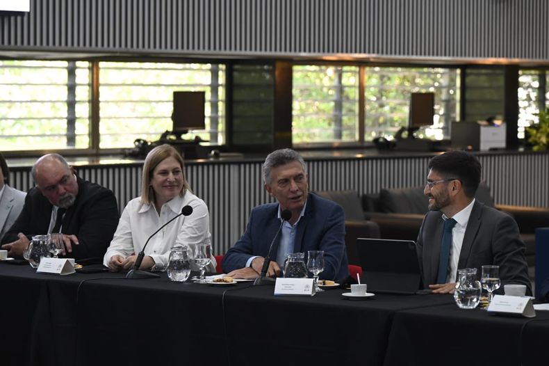 Otras épocas: Mauricio Macri junto a Gisela Scaglia y Maximiliano Pullaro, en la Bolsa de Comercio de Rosario, varios meses atrás.