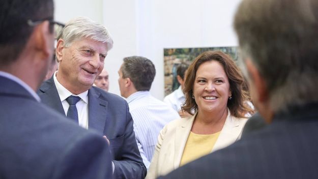 El gobernador de La Pampa, Sergio ZIliotto junto a la intendenta de General Pico Fernanda Alonso, vernista, al inaugurar el Parque Solar en esa ciudad.