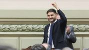 Maximiliano Pullaro levanta el puño en la Legislatura de Santa Fe.