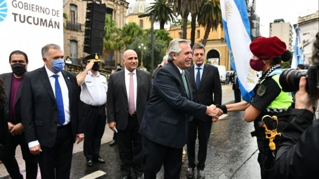 fernandez y jaldo entregaron 100 camionetas a la policia de tucuman