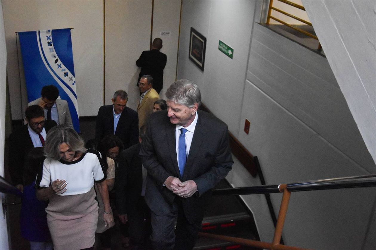 1 de marzo. El gobernador de La Pampa Sergio Ziliotto&nbsp; y su vice Alicia Mayoral ingresan a la Legislatura. Diputados opositores acompañan. (Gentileza www.radiokermes.com)