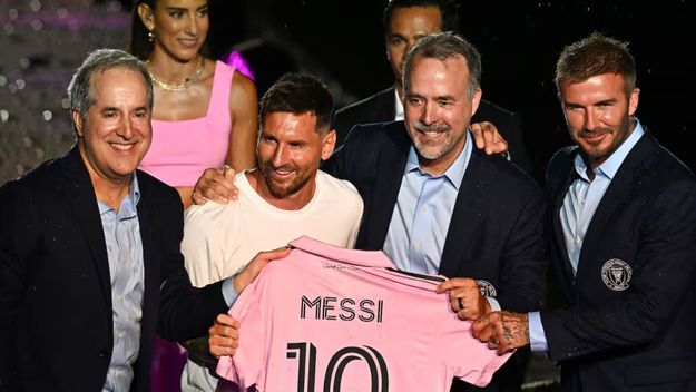 Lionel Messi, junto a Jorge Mas, presidente del directorio de Pumpco, José Mas y David Beckham