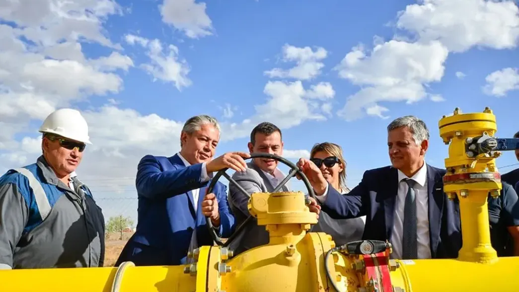 En el corazón de Vaca Muerta, el gobernador de Neuquén, Rolando Figueroa, junto al intendente de Añelo, Fernando Banderet y el presidente de YPF Horacio Marín.