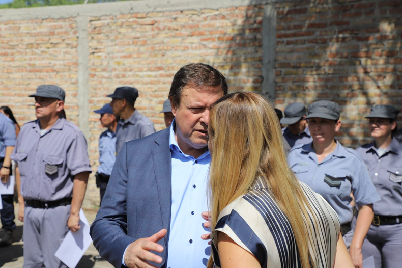 Diálogo. La promesa entre María Emilia Soria y Alberto Weretilneck.