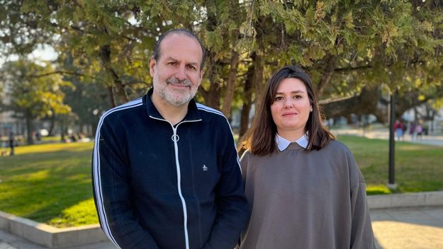 Federico Susbielles con la primera candidata a concejal de Fuerza Patria en Bahía Blanca, Florencia Molini 